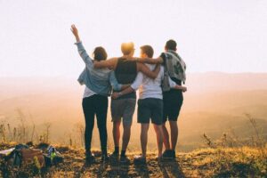 Ngủ mơ thấy bạn cũ nên đánh con nào? Giải mã điềm báo giấc mơ hàng ngày