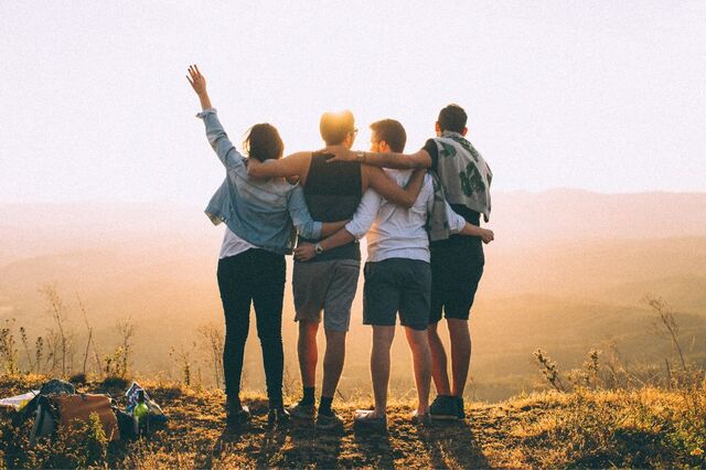 Ngủ mơ thấy bạn cũ nên đánh con nào? Giải mã điềm báo giấc mơ hàng ngày