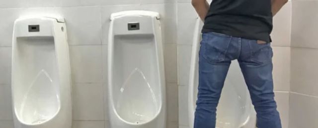 Mộng thấy bản thân tiểu trong nhà vệ sinh cho thấy bạn là người sống có nguyên tắc